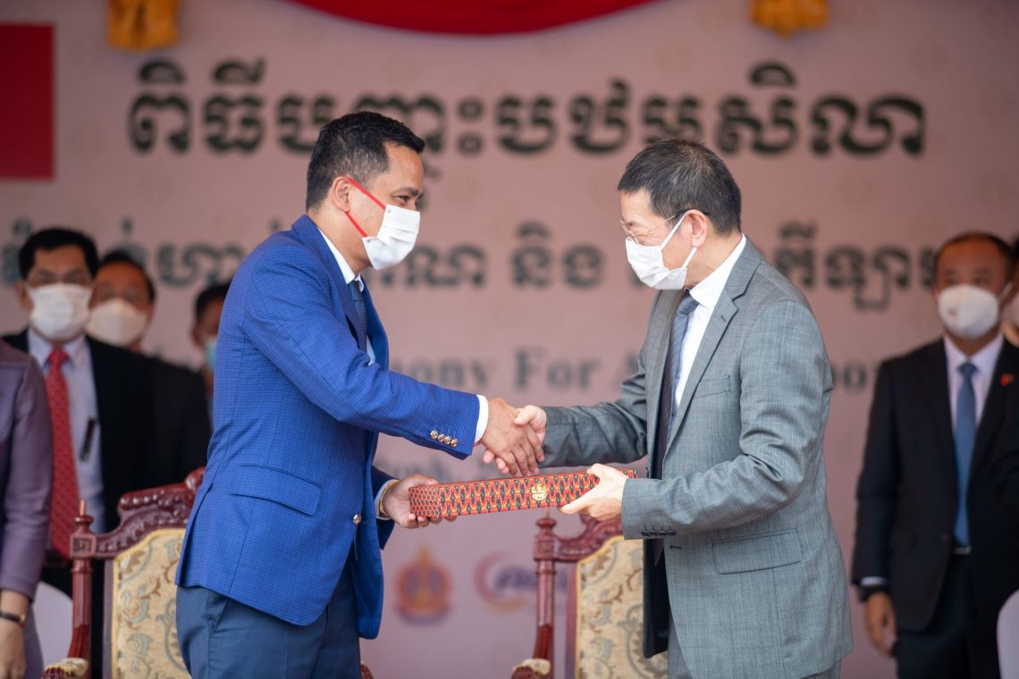 Secretary-Sar-Sokha-and-Counsellor-Lin-Ruihua-exchange-gift-scaled-pysvaa2rx9z68xmta0e2zd0id1vasssr7jhpuj4fjk.jpg